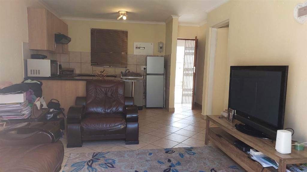1 Bed Apartment in Waterval East photo number 2