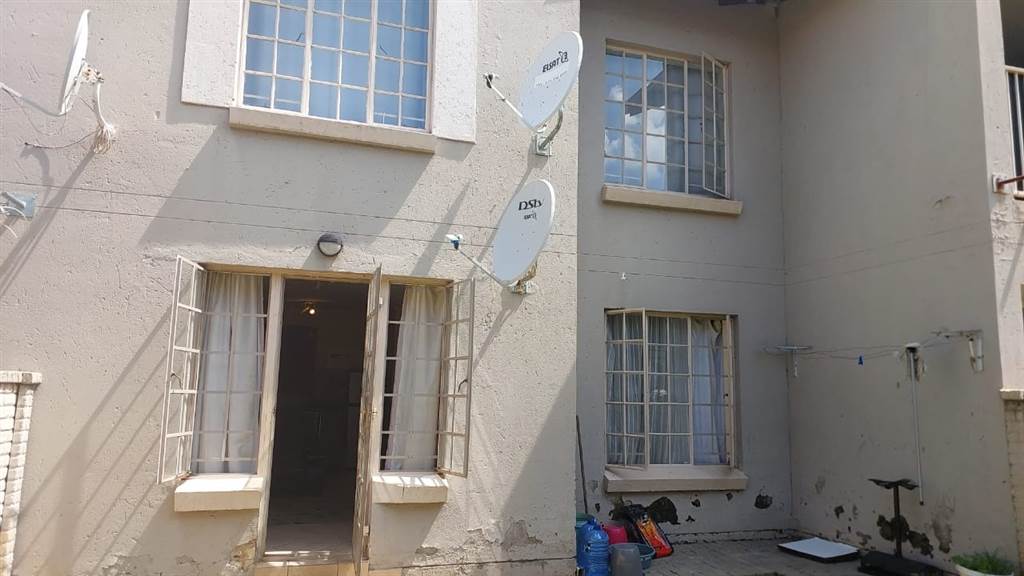 1 Bed Apartment in Waterval East photo number 12
