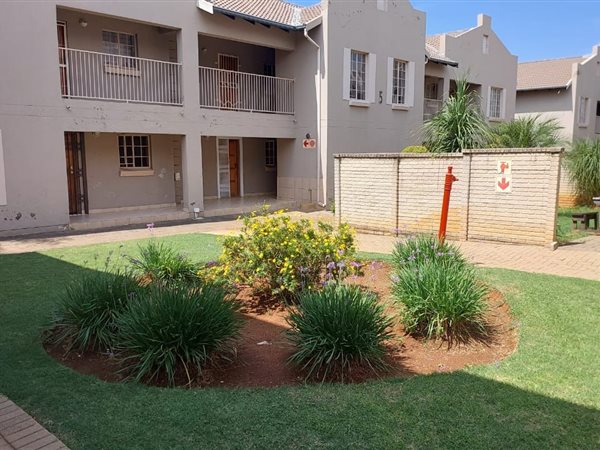 1 Bed Apartment in Waterval East