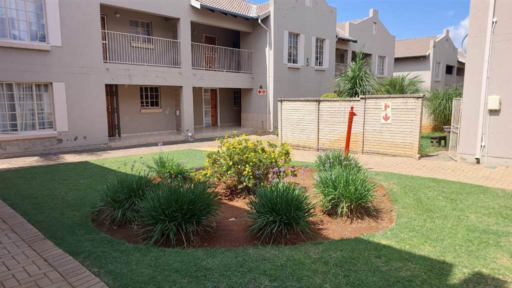 1 Bed Apartment in Waterval East photo number 1