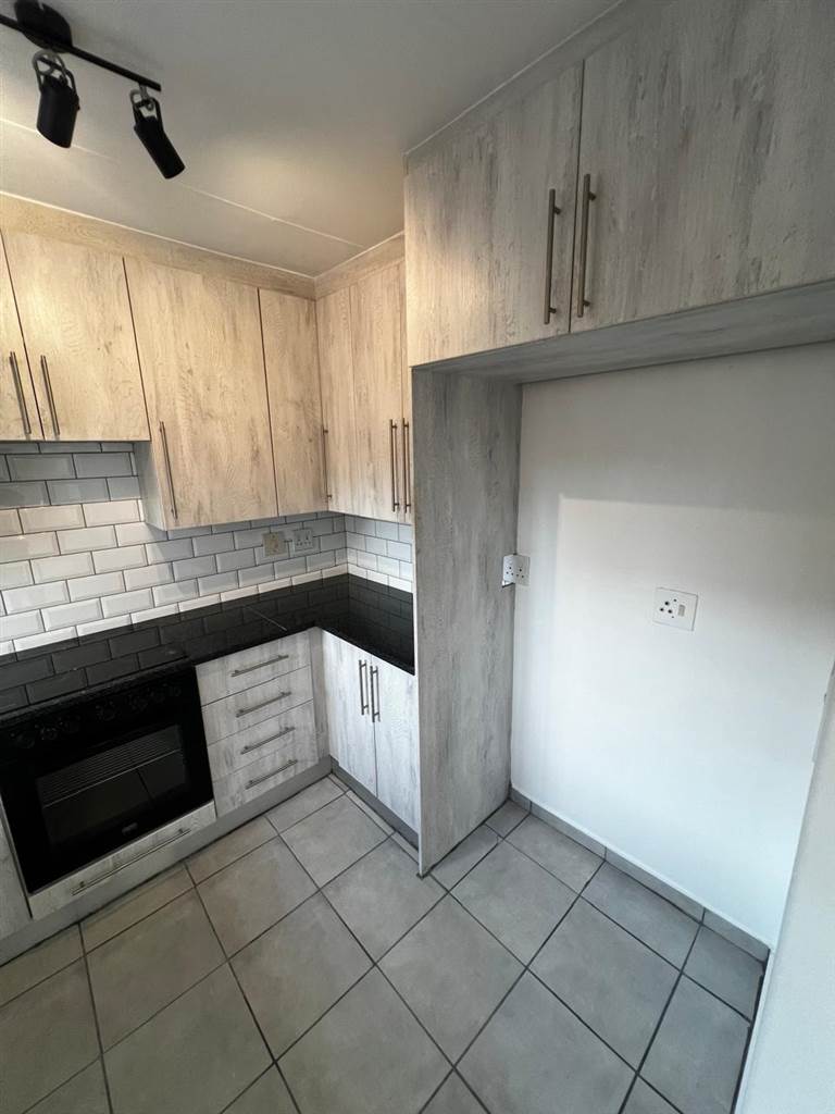 3 Bed Townhouse in Garsfontein photo number 7