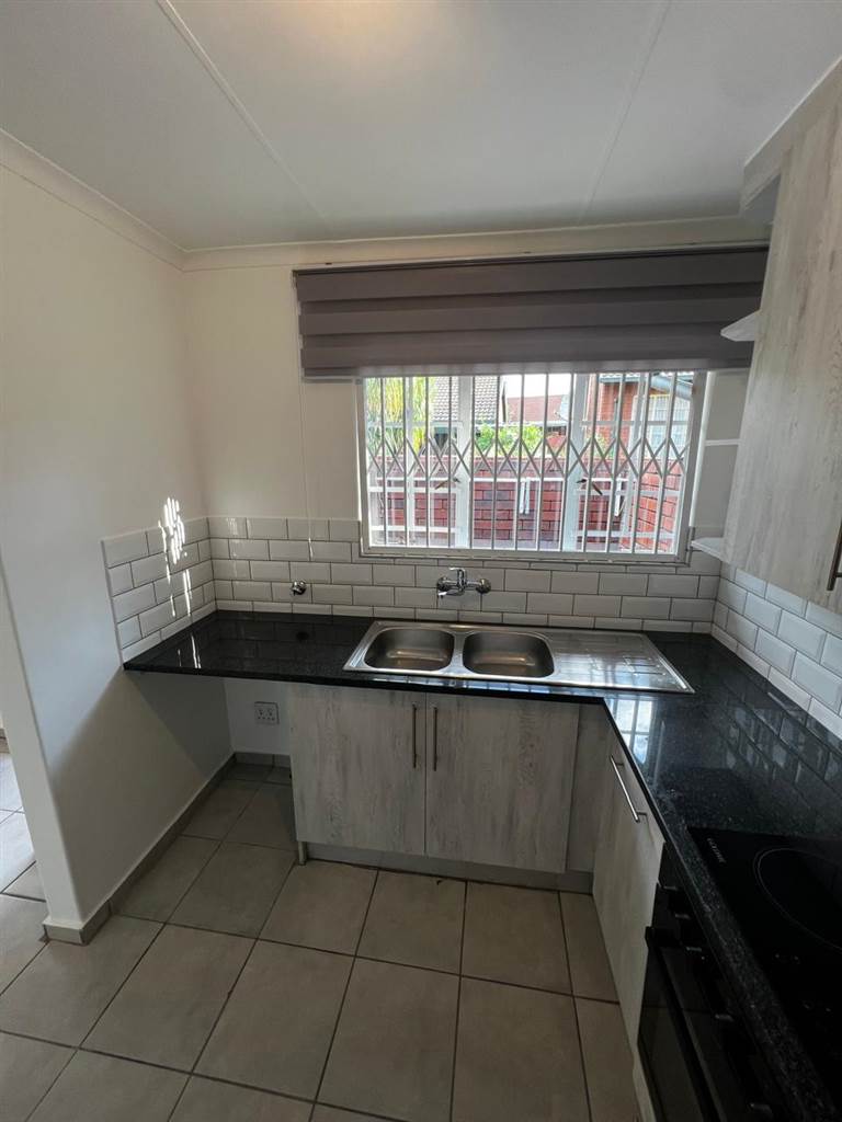 3 Bed Townhouse in Garsfontein photo number 8