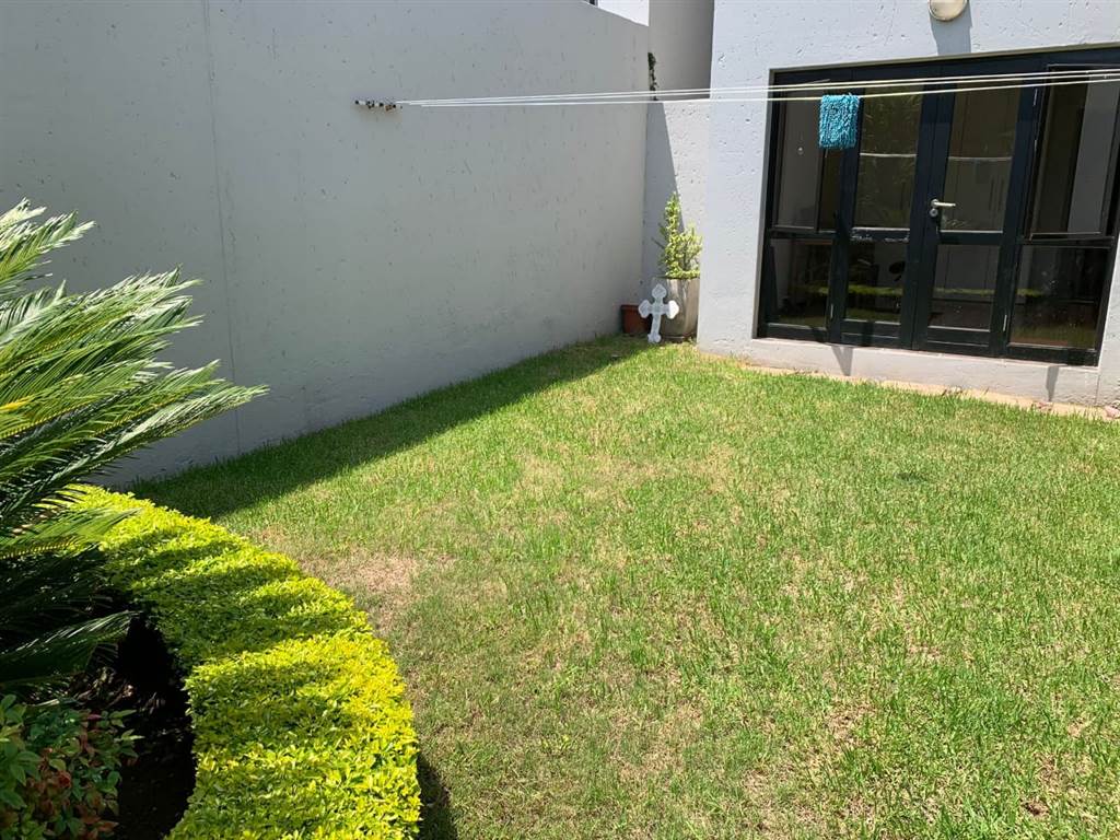 2 Bed Apartment in Douglasdale photo number 12