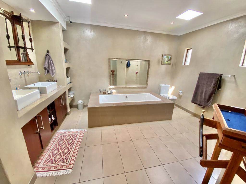 4 Bed House in Waterkloof photo number 14