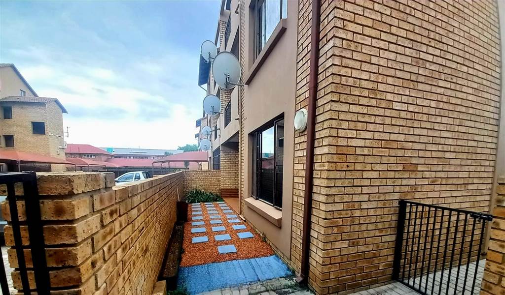 2 Bed Apartment in Benoni Central photo number 4