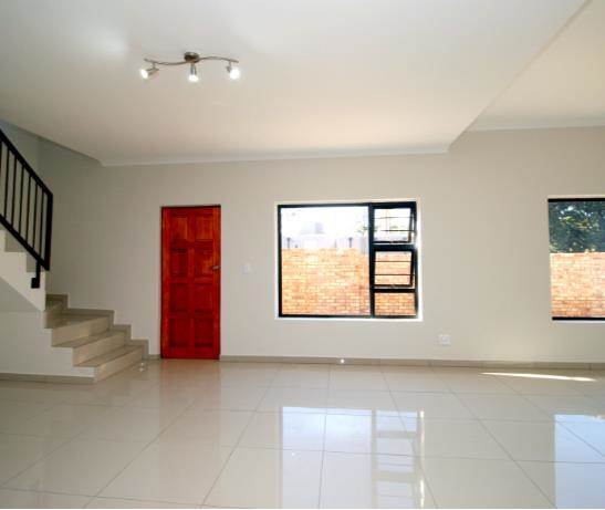3 Bed Townhouse in Radiokop photo number 7