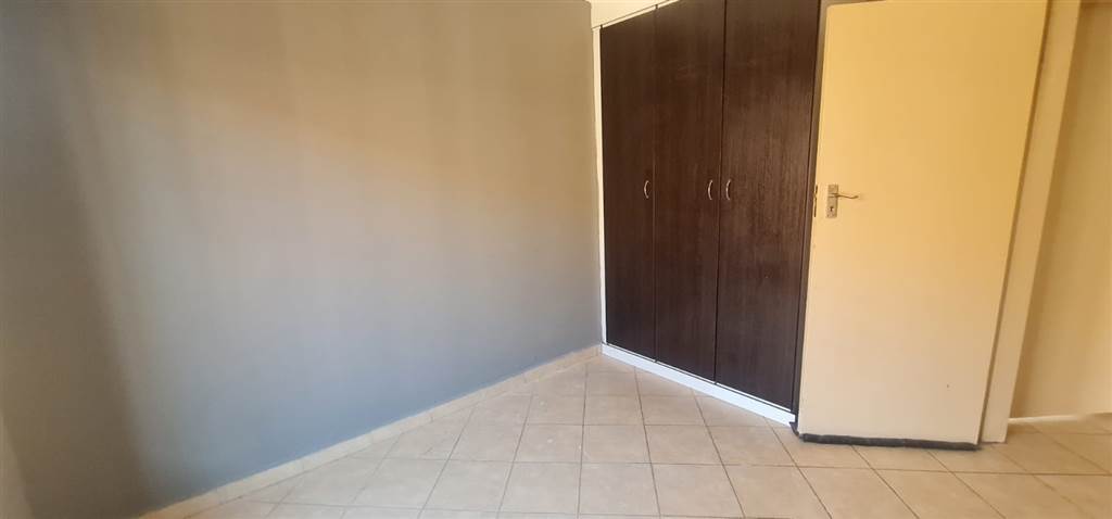 2 Bed Apartment in Olievenhoutbosch photo number 6