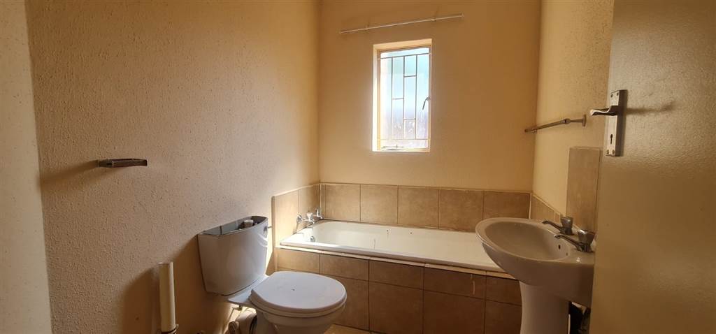 2 Bed Apartment in Olievenhoutbosch photo number 8