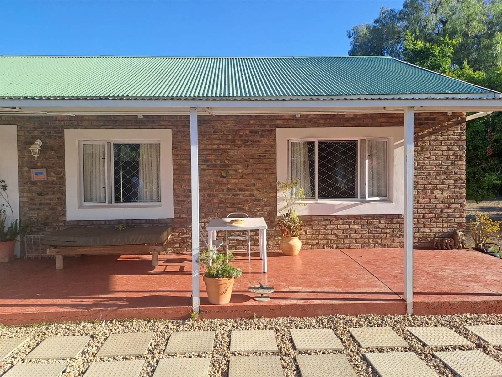 2 Bed House in Graaff Reinet photo number 3