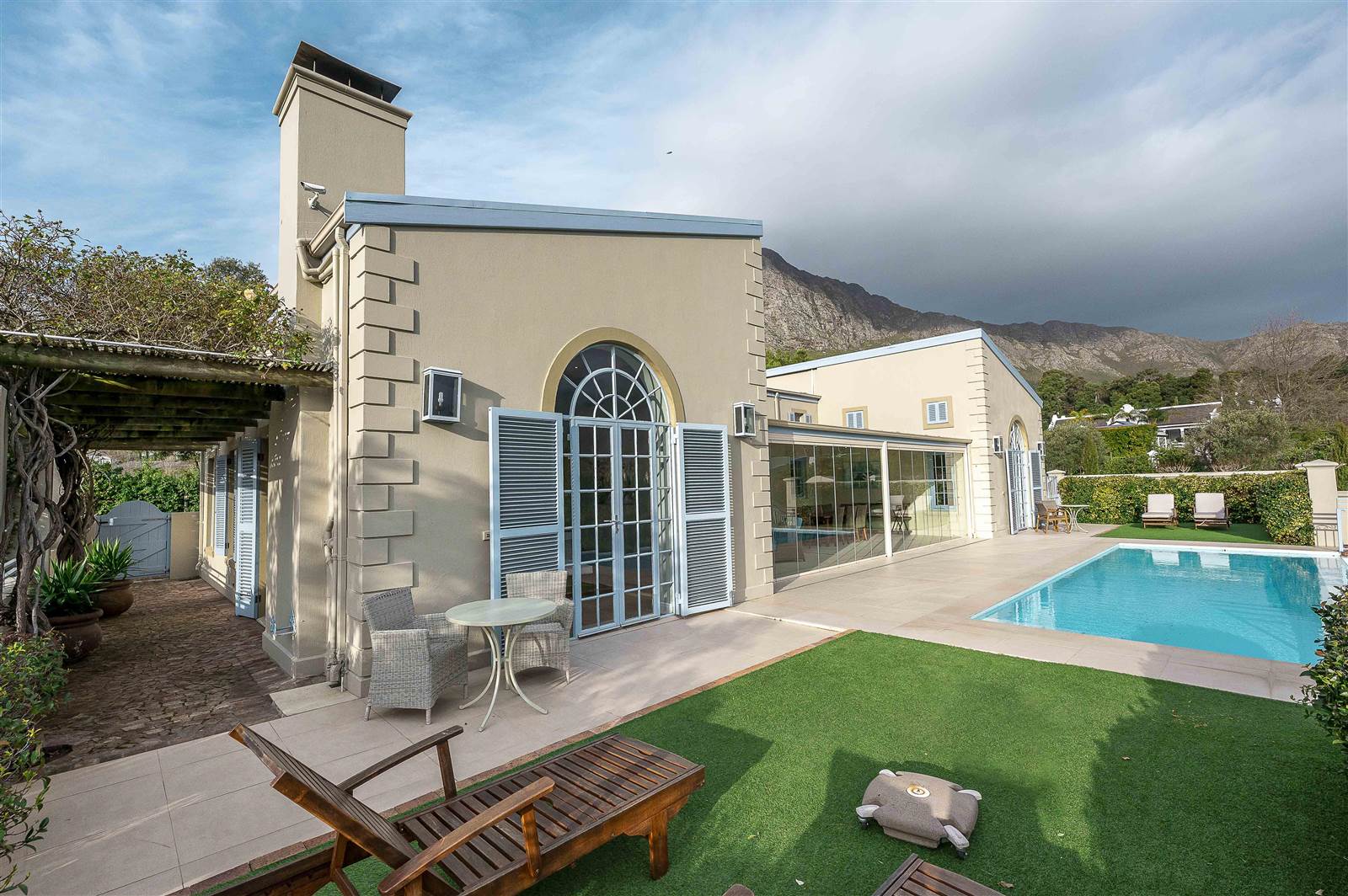14 Bed House in Franschhoek photo number 3