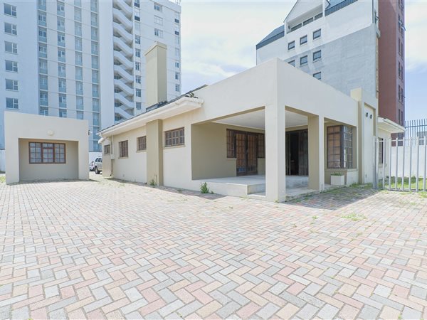 10 Bed House in Summerstrand