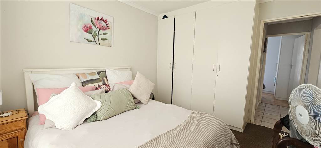 2 Bed Apartment in Heathfield photo number 8