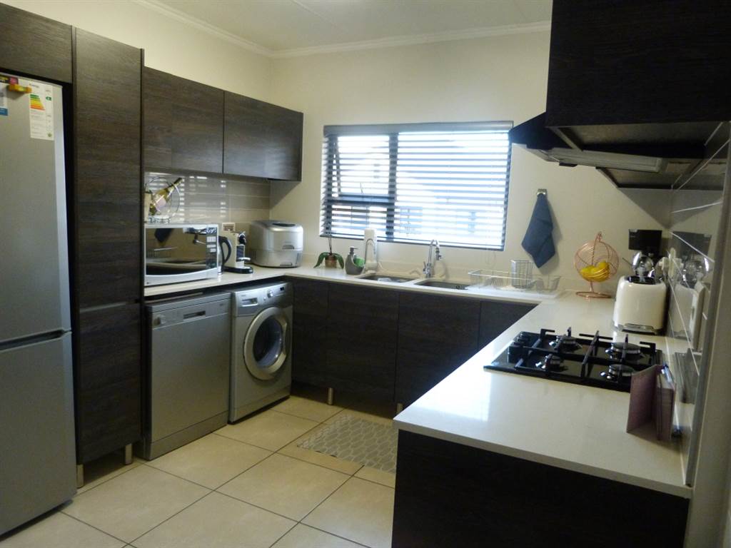 2 Bed Townhouse in Greenstone Crest photo number 7