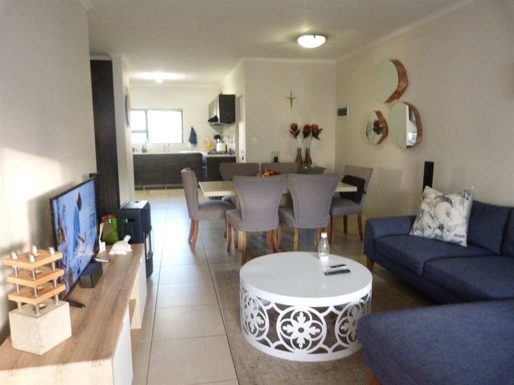 2 Bed Townhouse in Greenstone Crest photo number 6
