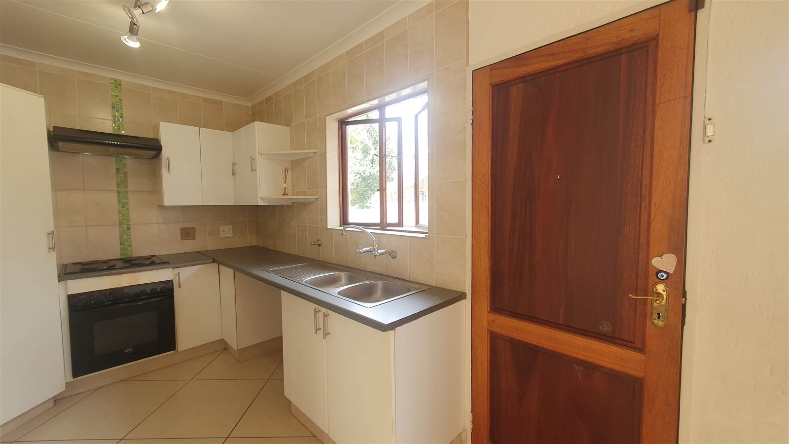 2 Bed Townhouse in Radiokop photo number 5