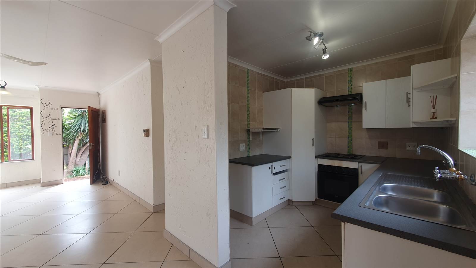 2 Bed Townhouse in Radiokop photo number 4