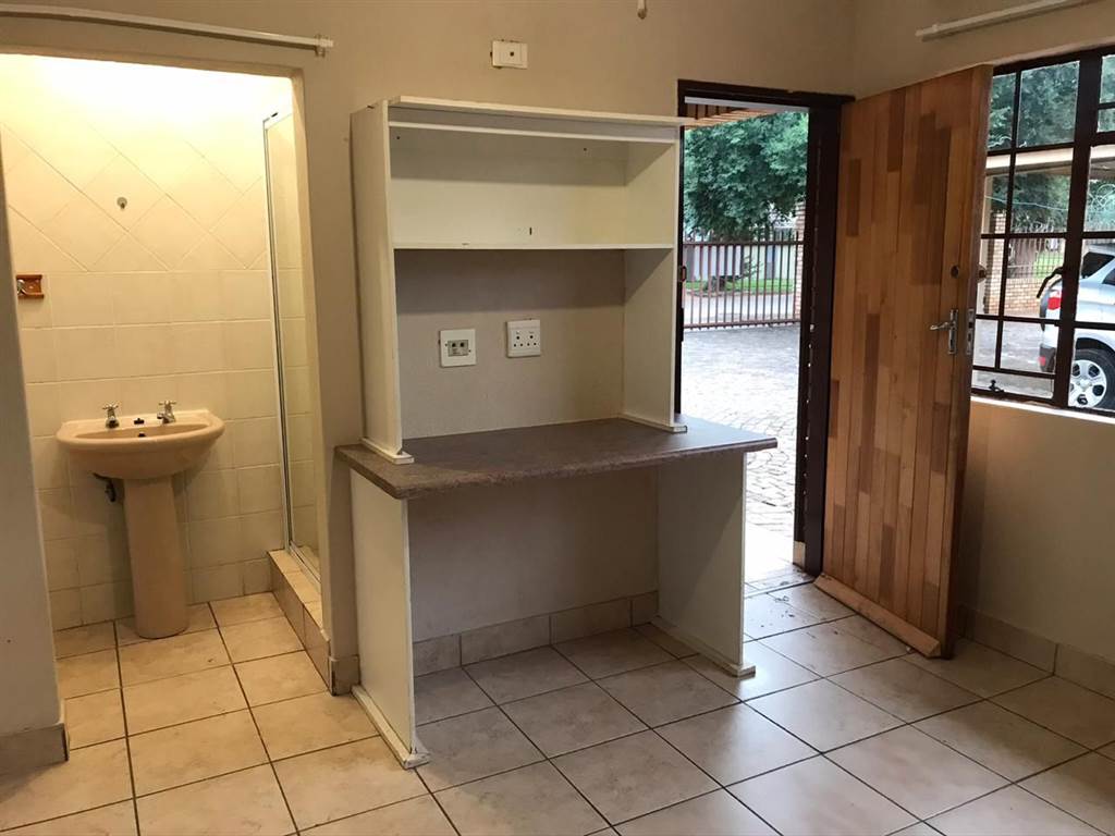 Bachelor apartment in Potchefstroom Central photo number 5