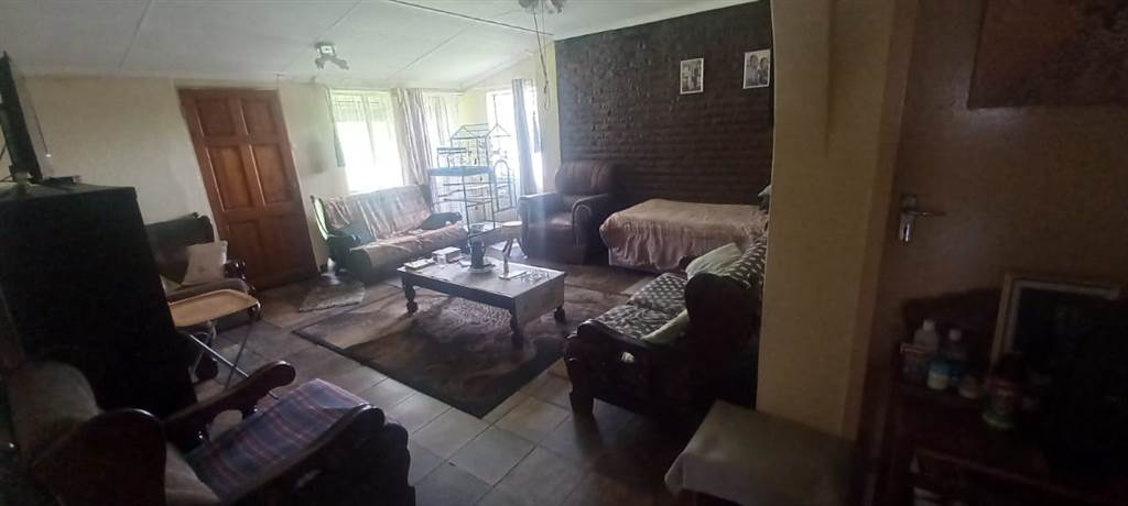 4 Bed House in Witbank Central photo number 17