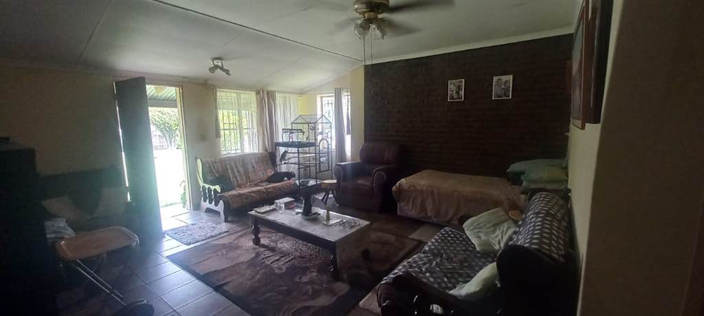 4 Bed House in Witbank Central photo number 7