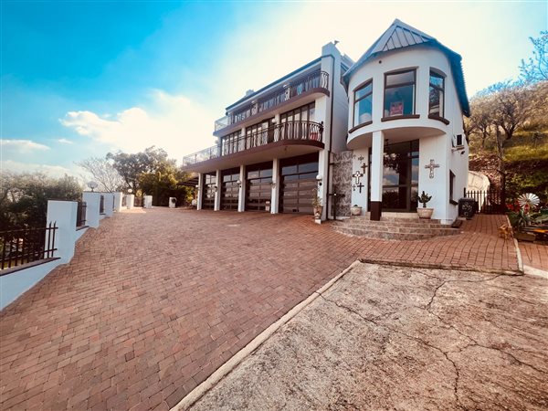 6 Bed House in Rietfontein