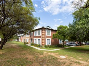 Apartment in Halfway Gardens
