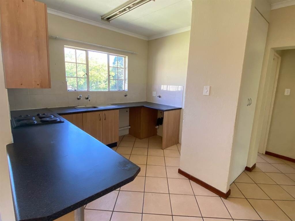 2 Bed Apartment in Boksburg Central photo number 5