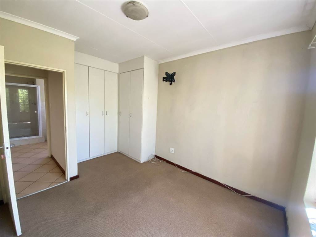 2 Bed Apartment in Boksburg Central photo number 8