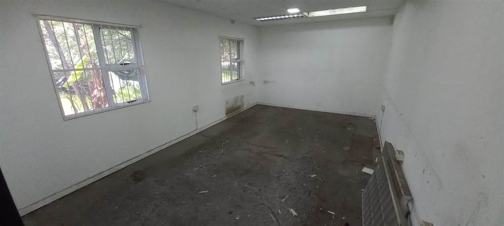 104  m² Commercial space in Fransville photo number 9