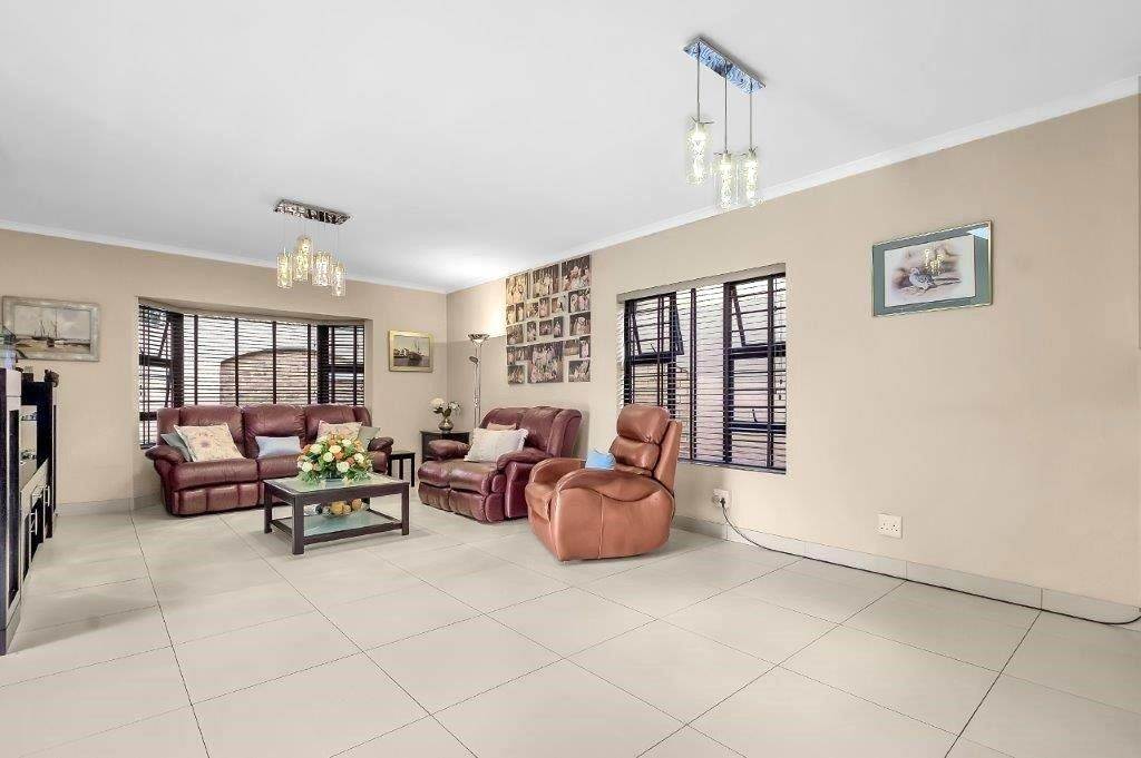 4 Bed House in Douglasdale photo number 8