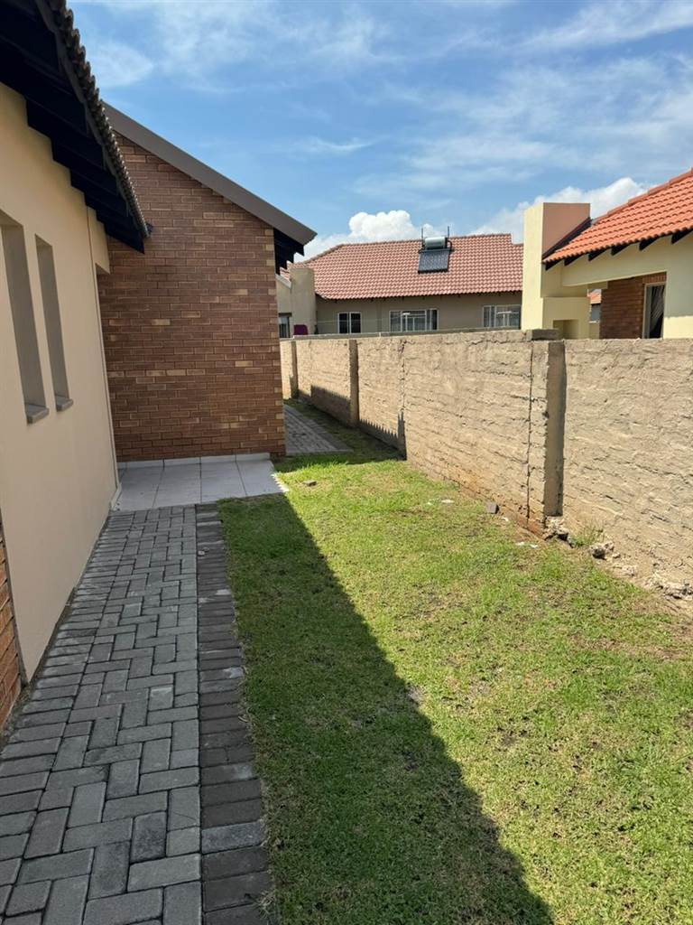 3 Bed House in Waterkloof photo number 15