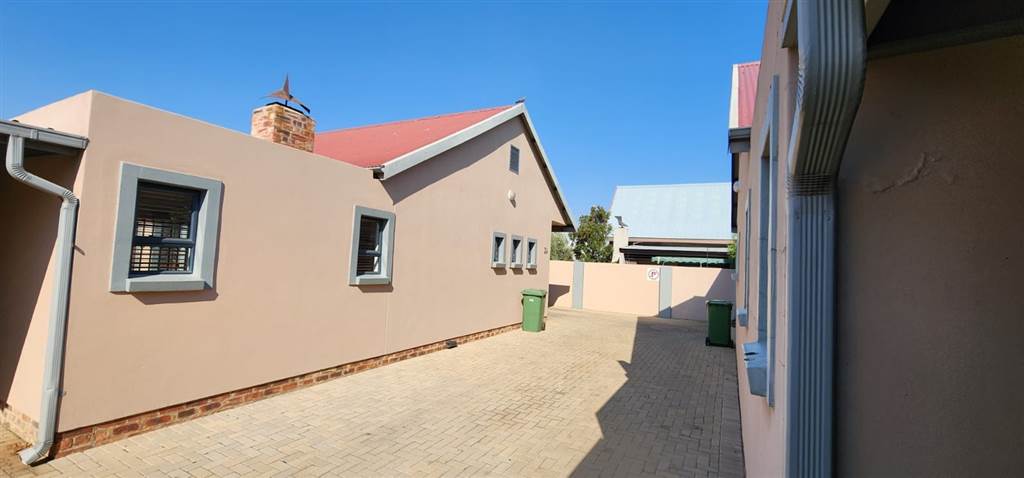 3 Bed Townhouse in Baillie Park photo number 25