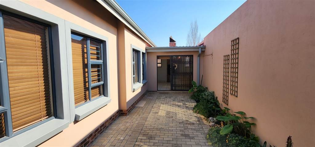 3 Bed Townhouse in Baillie Park photo number 23