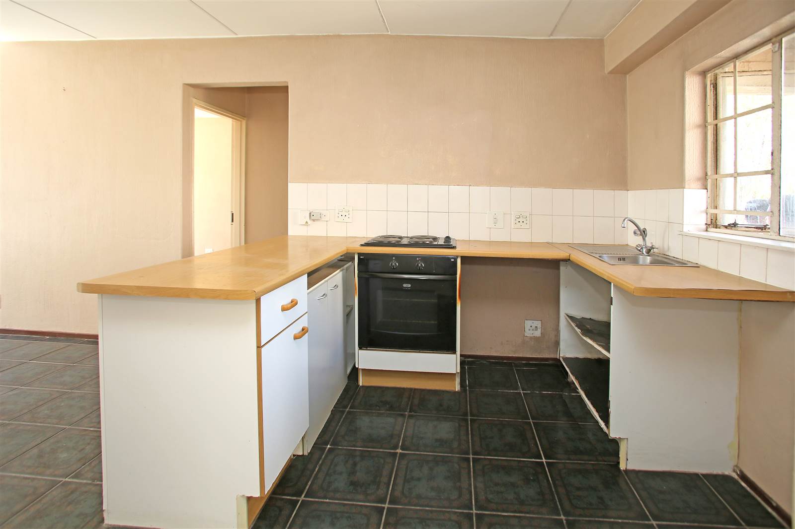 1 Bed Apartment in Buccleuch photo number 2