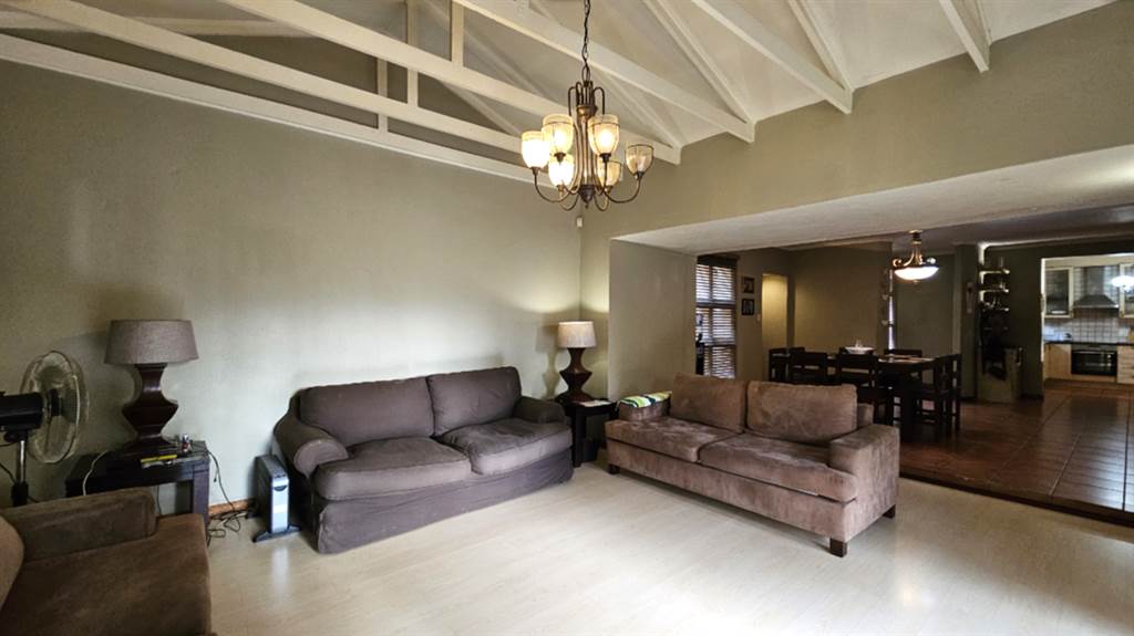 4 Bed House in Garsfontein photo number 9