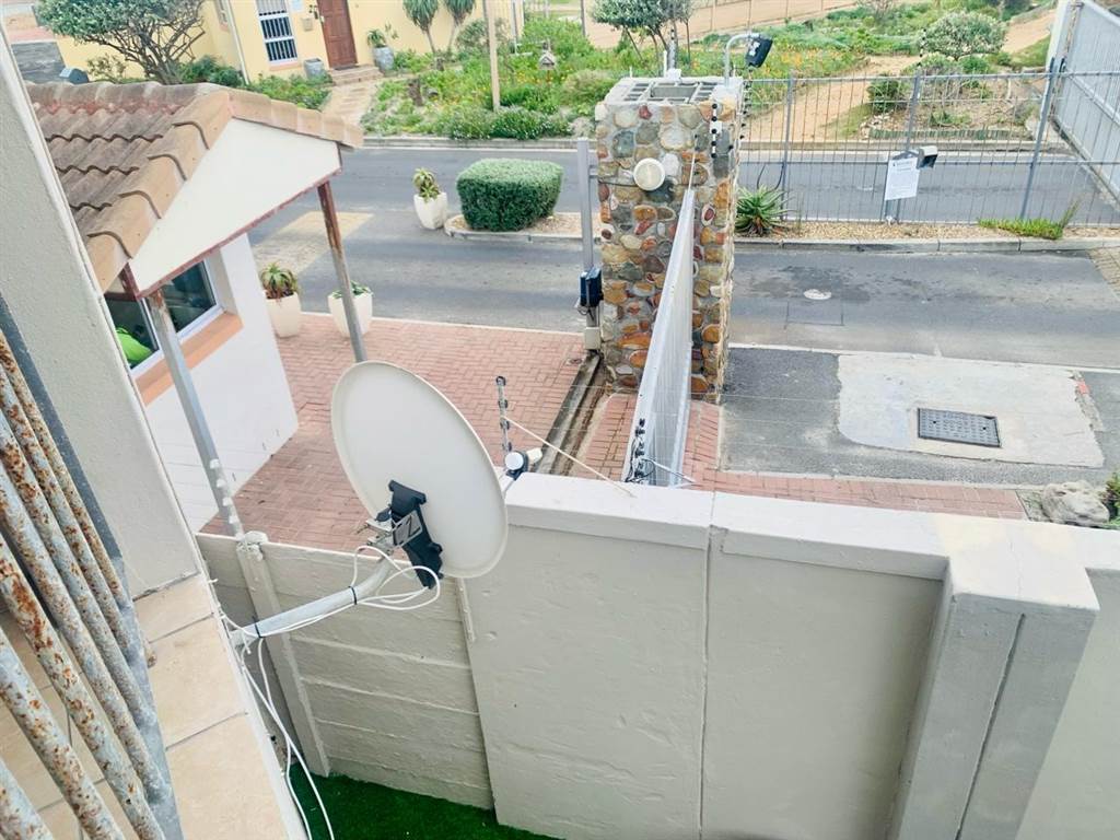 3 Bed Apartment in Muizenberg photo number 16