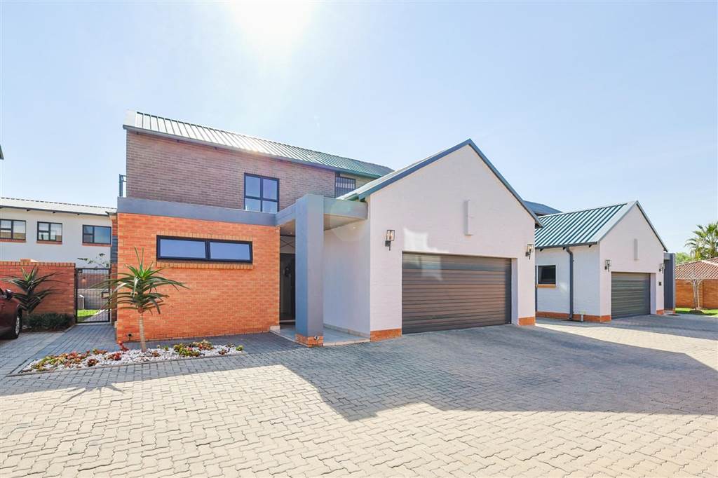 3 Bedroom Townhouse 3 Bedroom Townhouse