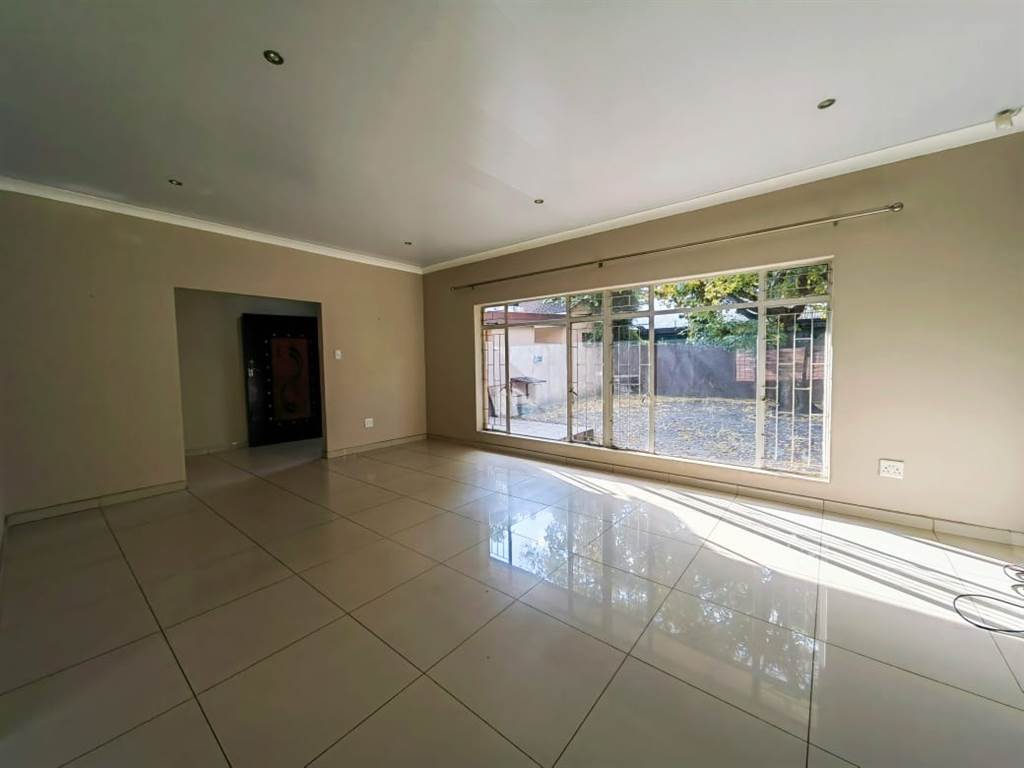 3 Bed House in Potchefstroom Central photo number 4