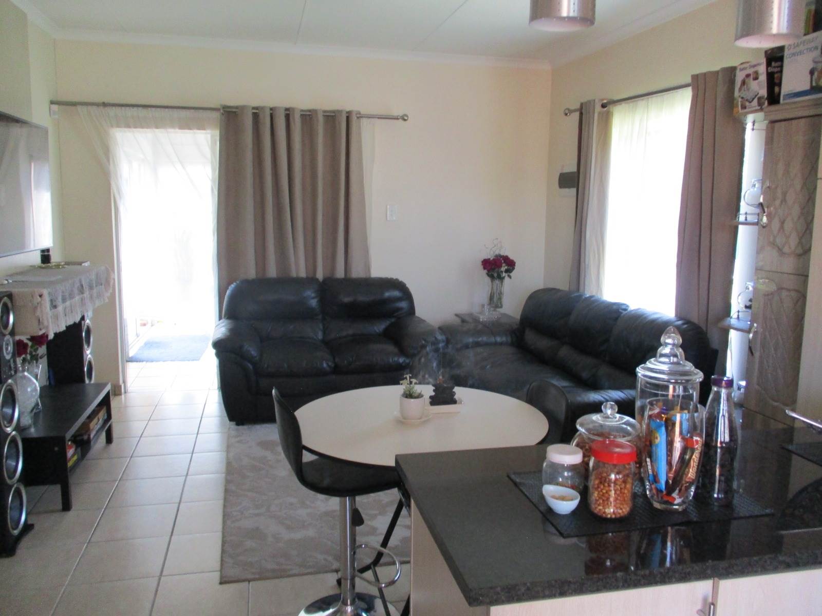 3 Bed Townhouse in Reyno Ridge photo number 2