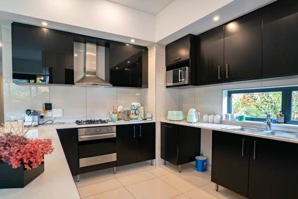 2 Bed Apartment in Saxonwold photo number 3