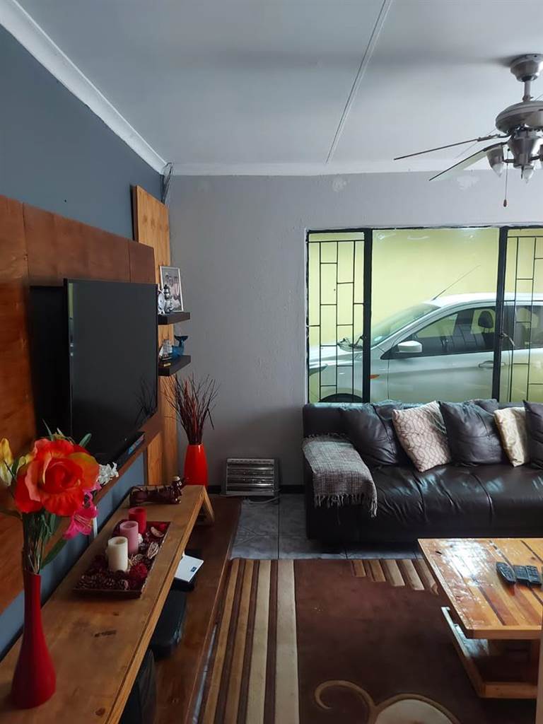 2 Bed House in Protea Glen photo number 10