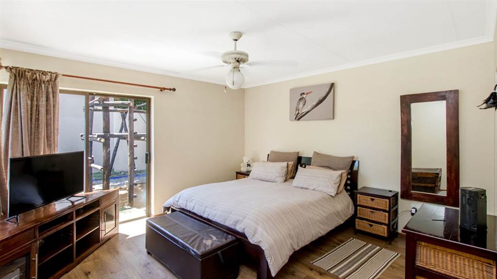 4 Bed House in Jukskei Park photo number 17