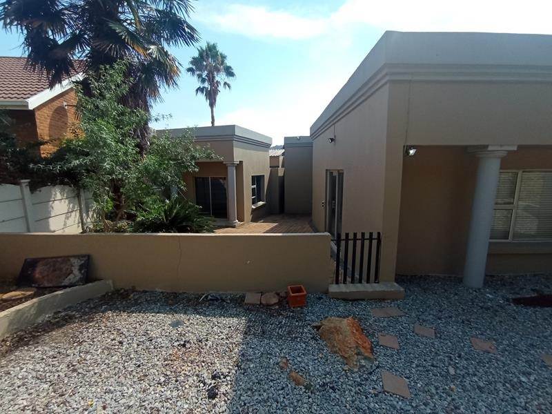 4 Bed House in Glenvista photo number 24
