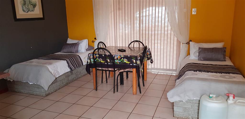 10 Bed House in Strandfontein photo number 15