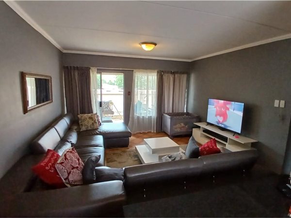 2 Bed Townhouse in Dalpark Ext 1