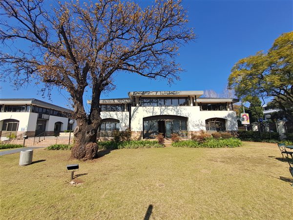 210  m² Commercial space in Illovo
