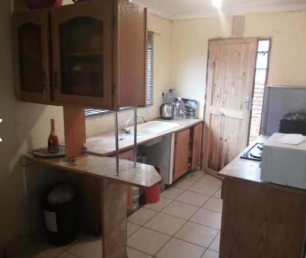 2 Bed House in Lethlabile photo number 11