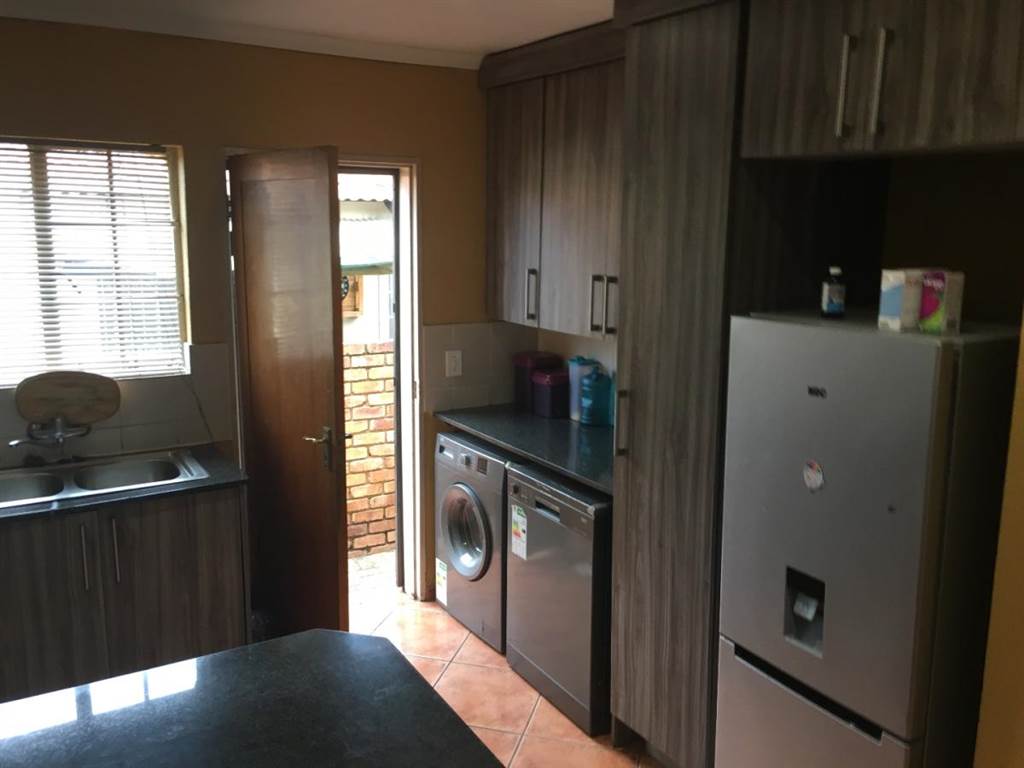 3 Bed Townhouse in Rooihuiskraal North photo number 6