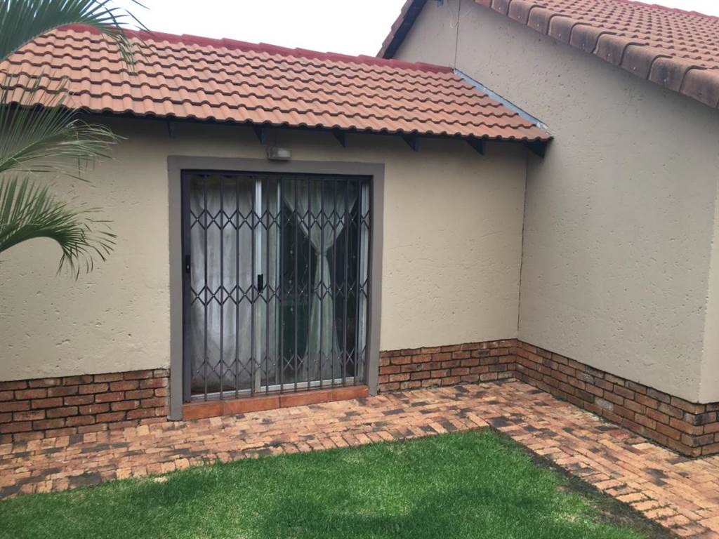 3 Bed Townhouse in Rooihuiskraal North photo number 3