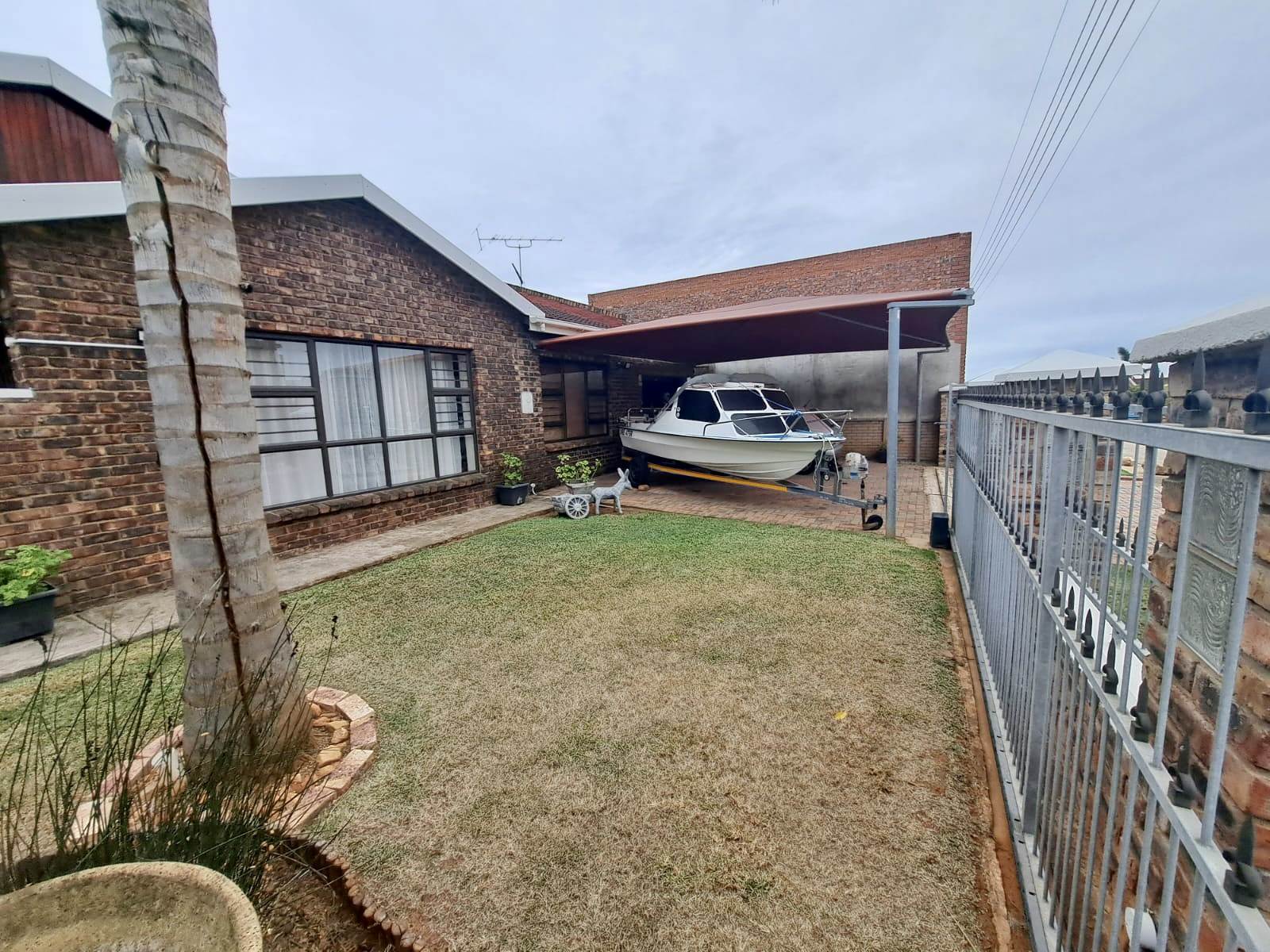 3 Bed House in Scheepers Heights photo number 3