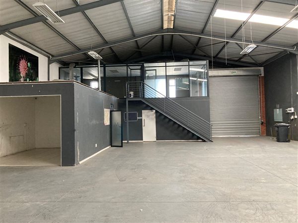 371  m² Industrial space